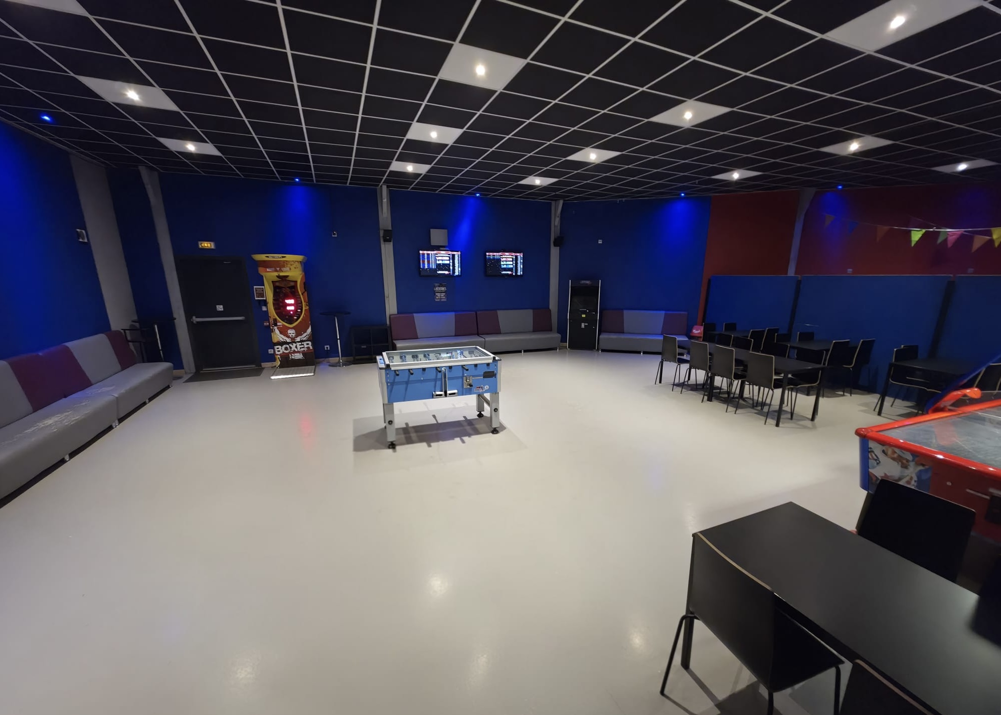 Salle d'arcade du Laser Game Gap avec bornes de jeux