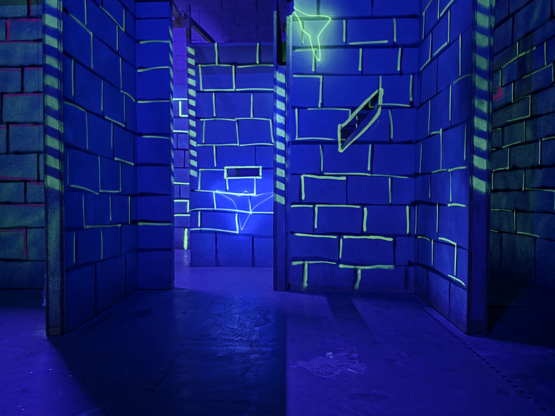 Terrain de laser game 1 à Gap avec structure immersive et éclairage