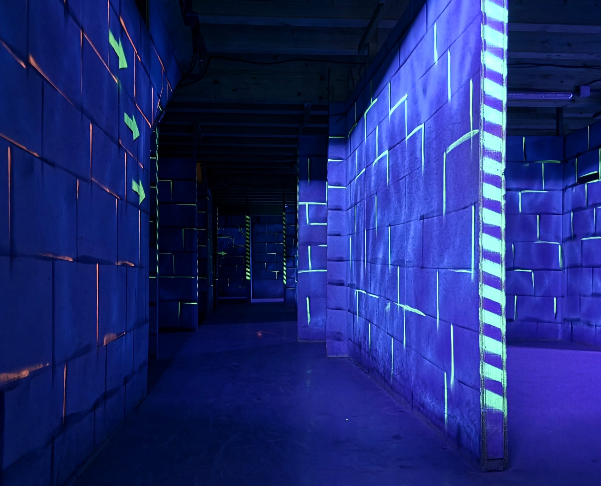 Terrain de laser game 3 à Gap avec zones de jeu et ambiance immersives